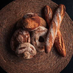 Pan encima de tapete natural en  angulo picado.