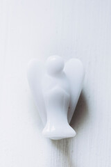 Ange en pierre semi-précieuse jade blanc sur fond blanc - Minéral naturel