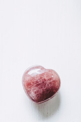 Pierre polie quartz fraise en forme de coeur sur un fond blanc - Minéral naturel