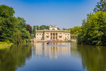 Fototapeta na wymiar Palace at the lake in Lazienki park in Warsaw, Poland