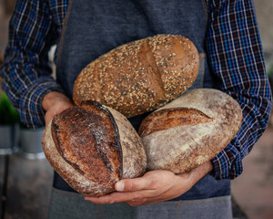 Pan sostenido con brazos.