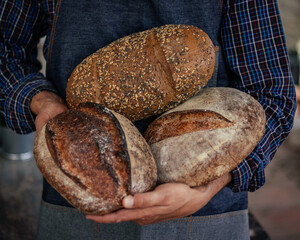 Pan sostenido con brazos.