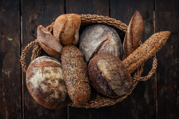 Cesta con variedad de pan.