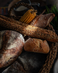 Pan en la oscuridad con haz de luz apuntando hacia el.