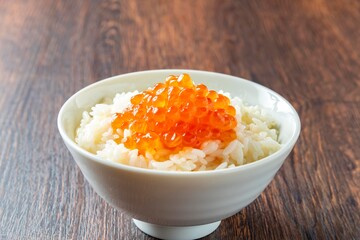 新鮮で美味しいイクラの醤油漬けとご飯