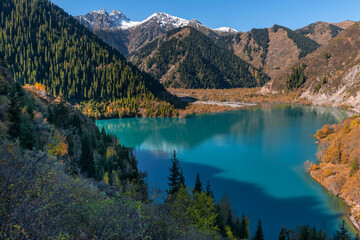 Fototapeta na wymiar Picturesque mountain lake in autumn morning