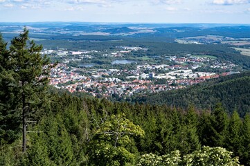 Blick vom 861 m hohen Berg Kickelhahn mit seinem Aussichtsturm auf Ilmenau in Thüringen
