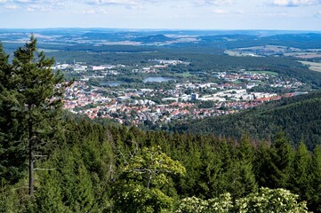 Blick vom 861 m hohen Berg Kickelhahn mit seinem Aussichtsturm auf Ilmenau in Thüringen