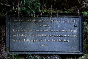 Gedenktafel an der Höhle am Hermannstein - Kickelhahn bei Ilmenau- Die Höhle war ein...