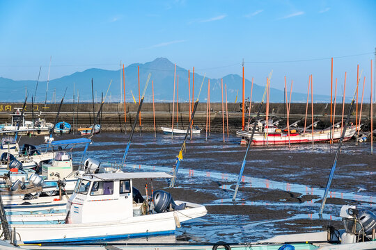 船が泥に座る干潟の港　有明海の長部田漁港（熊本県県宇土市）