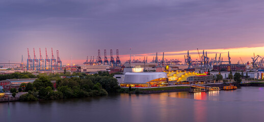 Panorama Blick bei Sonnenuntergang auf den Hamburger Hafen und die beiden Musical Theater an der Elbe - obrazy, fototapety, plakaty