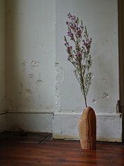 木製花瓶とワックスフラワー　ドライフラワー