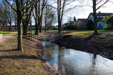 Oertelgraben Bach in Iffezheim mit kleiner Hängebrücke