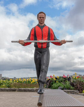 Niagara Falls, Ontario, Canada - September, ‎2022: Memorial Statue  Of Nik Wallenda Who Walked On Wire Across Niagara Falls On June 15, 2012