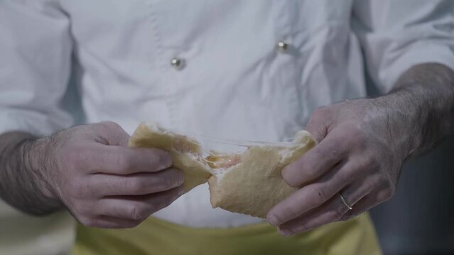 panzerotto caldo nelle mani per panettiere