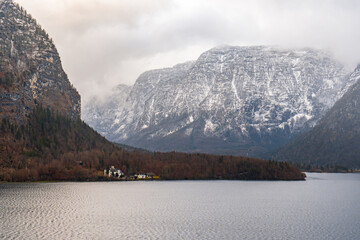 Schloss grub and scenic view along Hallstatt lake and Salzkammergut during winter cloudy day :...