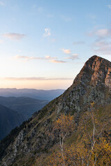 Lever et coucher de soleil sur les crêtes du Viscos dans les montagnes Pyrénées.