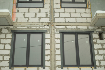 Obraz premium Windows in building. Unfinished house.