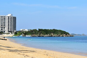 沖縄の海水浴場と砂浜の貝殻