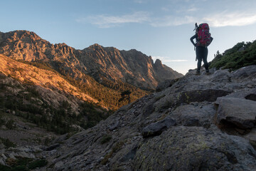 Berg und Tal im Sonnenaufgang mit Frau als Wanderer Trekking Gr 20 