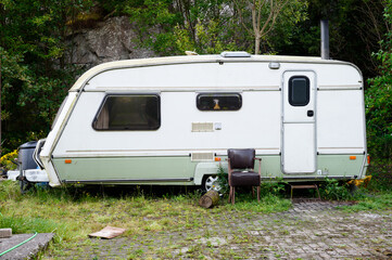 Caravan abandoned and dumped in park waiting to be removed - obrazy, fototapety, plakaty