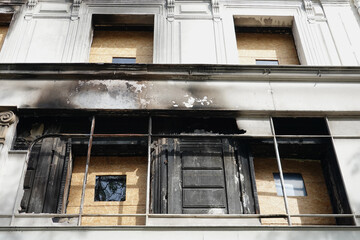 Immeuble désaffecté après un incendie - obrazy, fototapety, plakaty