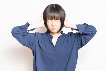 騒音に困っている若い女性