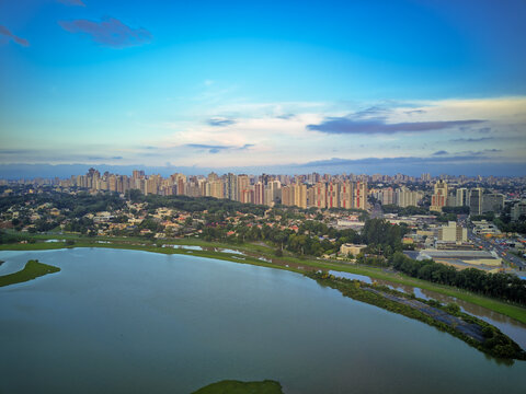 Vis&atilde;o A&eacute;rea de Drone do Parque Barigui, Curitiba, Paran&aacute;, Brasil.