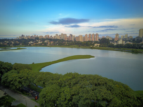 Vis&atilde;o A&eacute;rea de Drone do Parque Barigui, Curitiba, Paran&aacute;, Brasil.