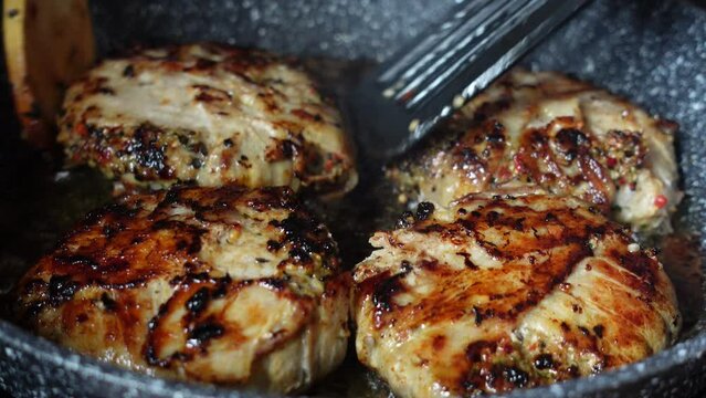 Burger mit Speckummantelung und Pfefferk&ouml;rnern