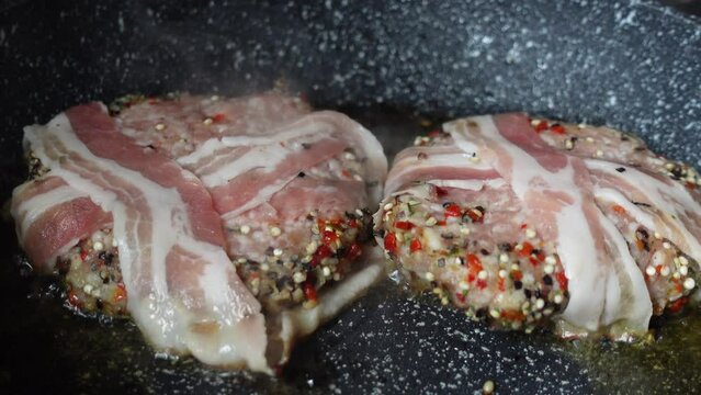 Burger mit Speckummantelung und Pfeffer