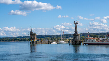 Fototapeta na wymiar Konstanz Hafeneinfahrt im Sommer mit Blick auf die Imperia 