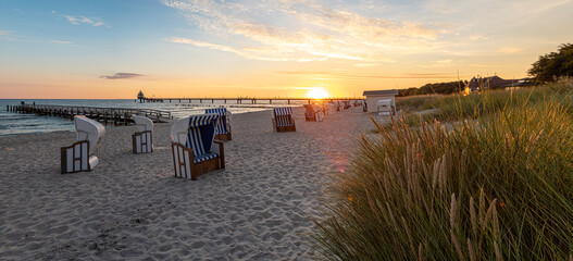 Obraz premium Strand an der Seebrücke in Zingst zum Sonnenaufgang