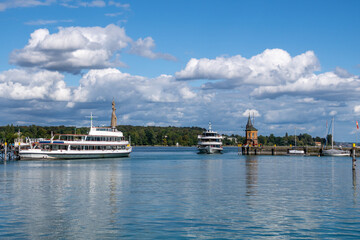 Hafeneinfahrt von Konstanz im Sommer mit Blick auf die Imperia und großen Schiffen 	