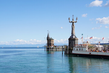 Konstanz Hafeneinfahrt im Herbst mit Blick auf die Imperia