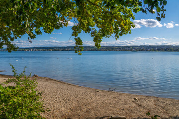 Konstanz am Bodensee mit blauen Himmel und Sonnenschein 