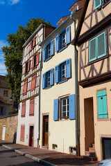Fototapeta na wymiar historische Fachwerkhäuser in der malerischen mittelalterlichen Altstadt von Colmar in Frankreich