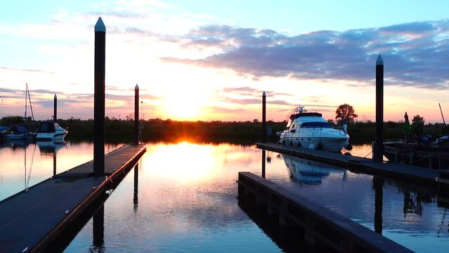 Sonnenuntergang an der Maas bei Stevensweert (Holland, Provinz Limburg)