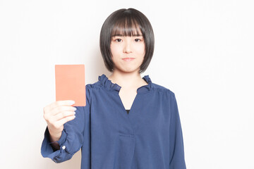 レッドカードを見せている若い女性