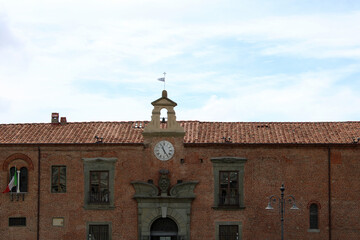 Portale e orologio della facciata del Museo delle Sinopie a Pisa
