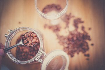 コーヒー豆とコーヒースプーン