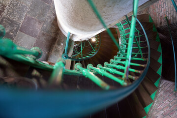 Enge Wendeltreppe von oben nach unten in einem Leuchtturm mit Holzgeländer