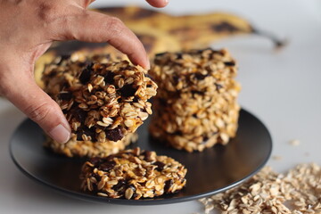 Healthy evening snacks made of rolled oats, pureed ripe plantains and raisins