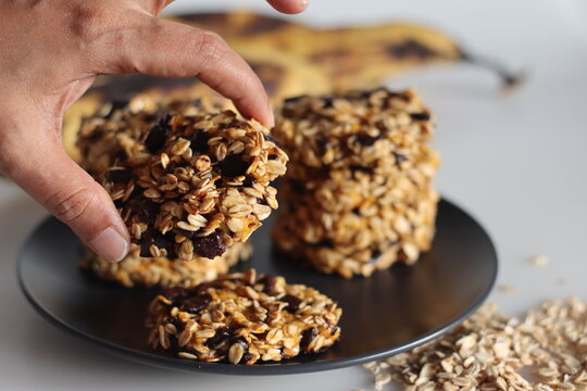 Healthy Evening Snacks Made Of Rolled Oats, Pureed Ripe Plantains And Raisins