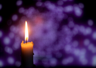 Obraz na płótnie Canvas burning candle on bokeh background, blurred background