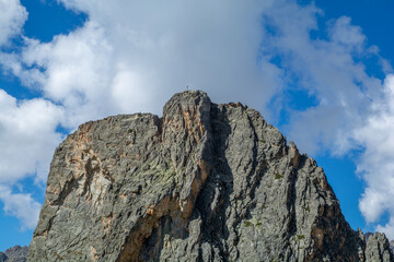 La Rocca Provenzale, il monolito quarzitico delle Alpi Cozie che domina dall’alto la Valle Maira (Provincia di Cuneo -Sud Piemonte)