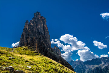 La Rocca Provenzale, il monolito quarzitico delle Alpi Cozie che domina dall’alto la Valle Maira...