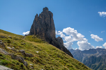 La Rocca Provenzale, il monolito quarzitico delle Alpi Cozie che domina dall’alto la Valle Maira...
