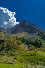 La Rocca Provenzale, il monolito quarzitico delle Alpi Cozie che domina dall’alto la Valle Maira...