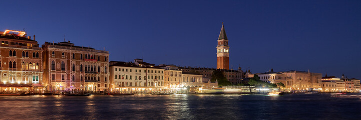 Fototapeta na wymiar The streets of Venice Italy architecture at night